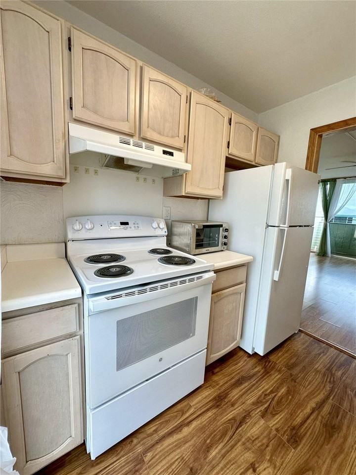 1045 Aheahe Ave - Photo 3 of 10