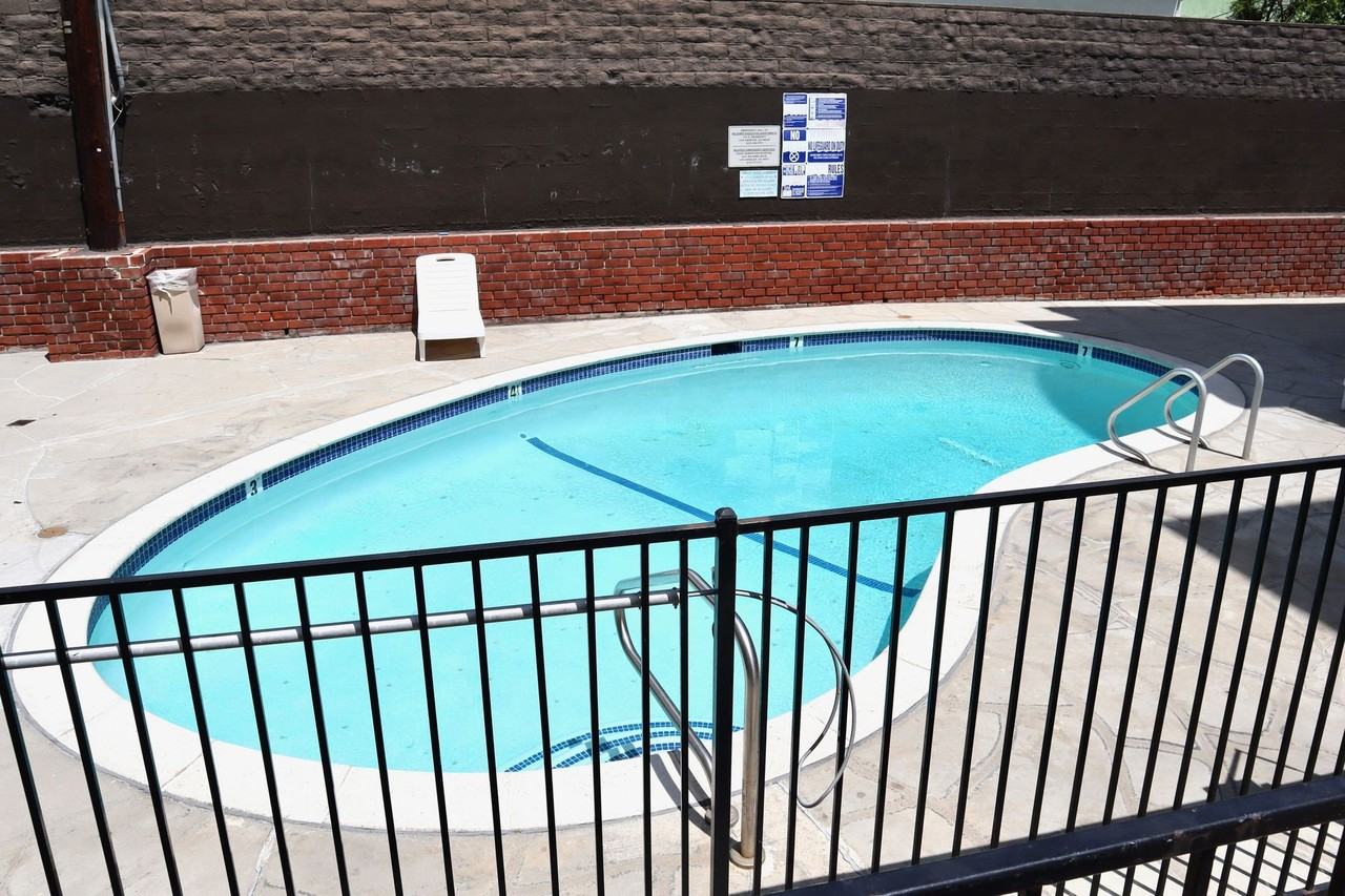 334 S Gramercy Pl - Photo 3 of 4