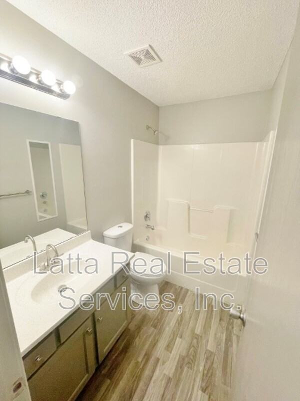 304 W Broadway St - Photo 7 of 8