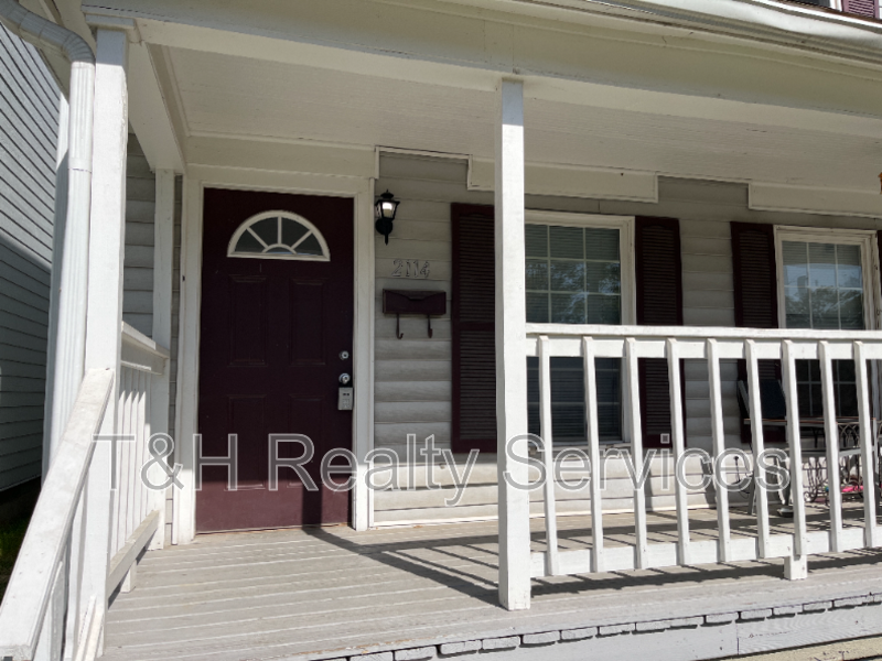 2114 Woodlawn Ave - Photo 4 of 32