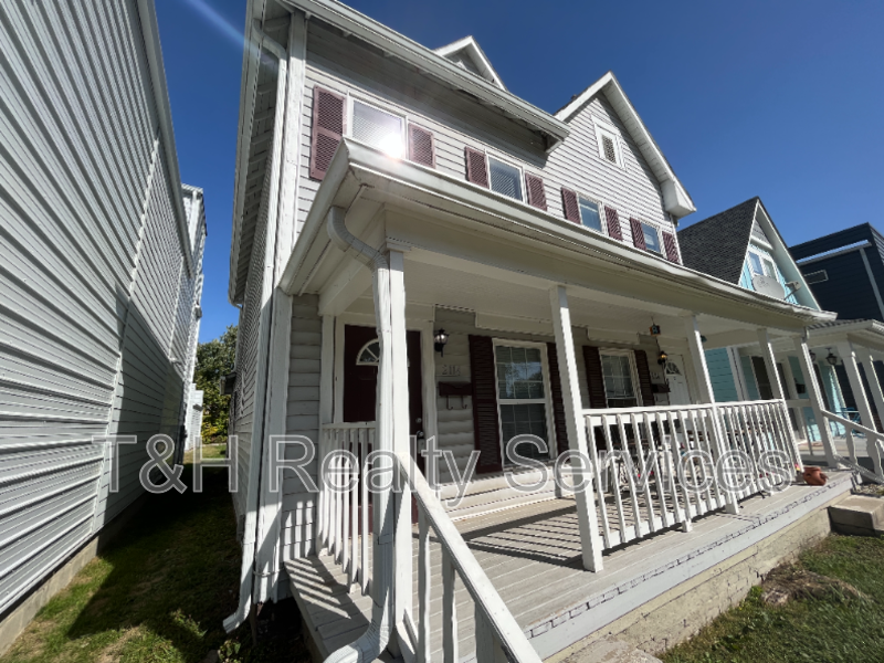 2114 Woodlawn Ave - Photo 5 of 32