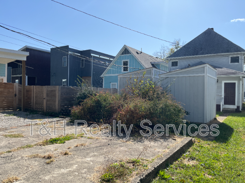 2114 Woodlawn Ave - Photo 6 of 32