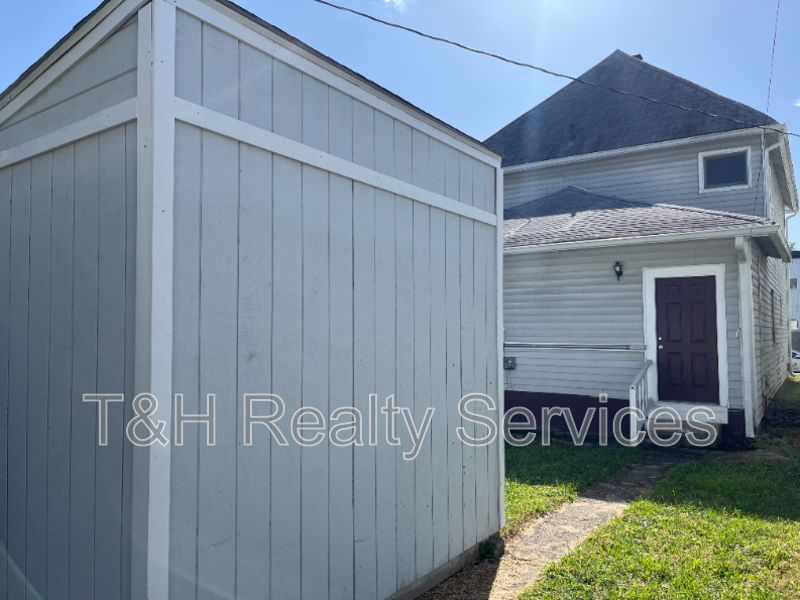 2114 Woodlawn Ave - Photo 7 of 32