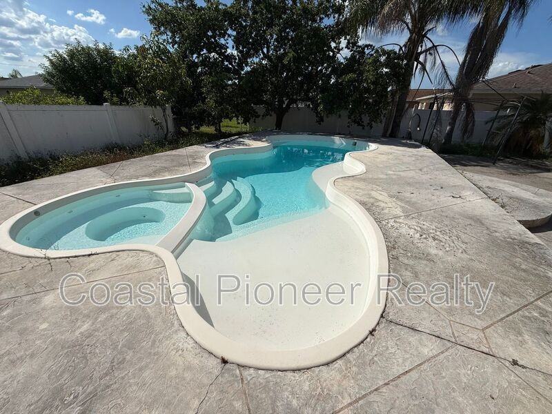 724 Versailles Ln - Photo 2 of 15