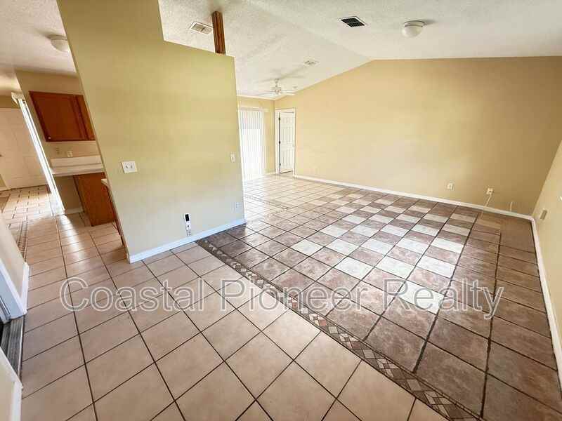 724 Versailles Ln - Photo 3 of 15