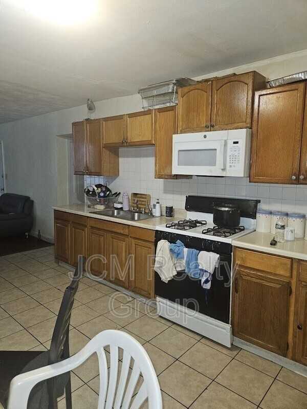 192 Chestnut St #3-3rdFL - Photo 3 of 8