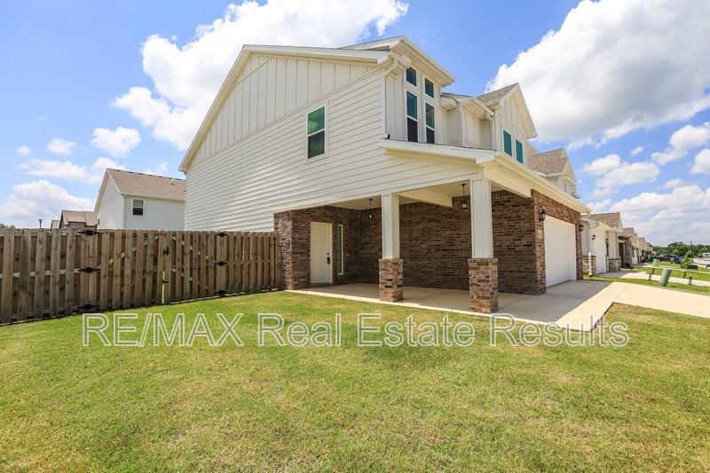 2011 Wildflower Dr - Photo 3 of 7