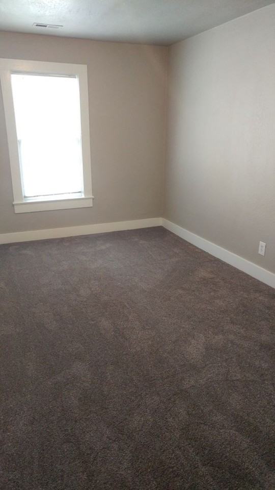 407 W Broad St - Photo 3 of 12