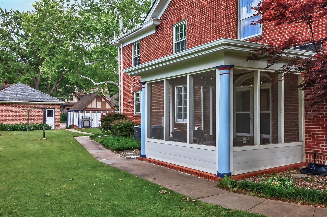 1610 Sw Plass Ave - Photo 3 of 50