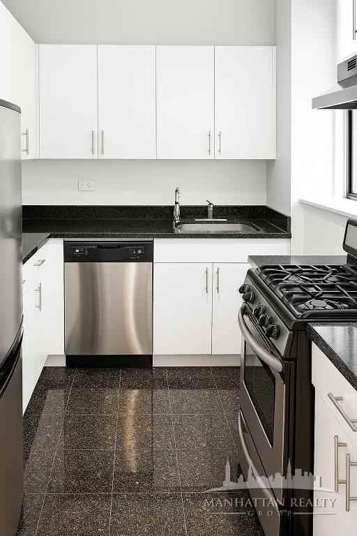 W 55th St #11A - Photo 2 of 5