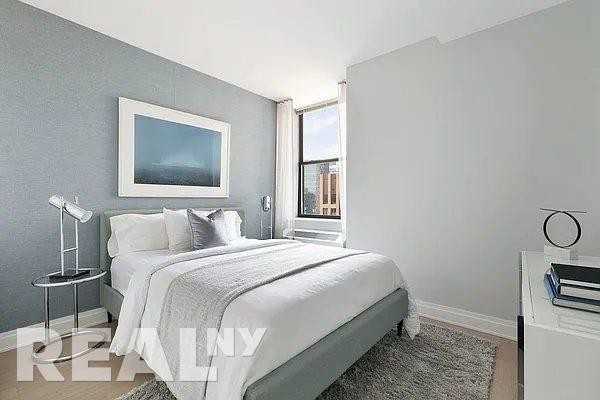 Pine St #4706 - Photo 3 of 9