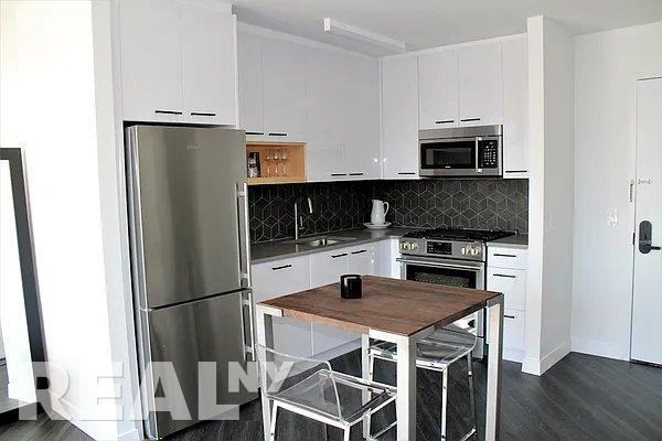 E Houston St #22G - Photo 3 of 14