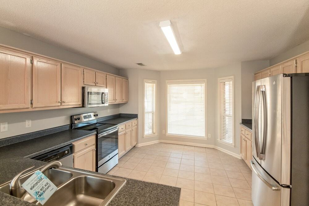 1253 Greenwich Dr - Photo 3 of 15