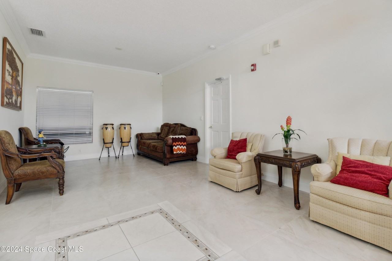 1581 Zaffer St Nw - Photo 2 of 14