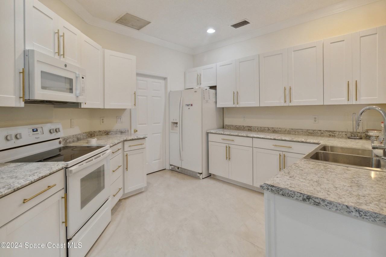 1581 Zaffer St Nw - Photo 5 of 14