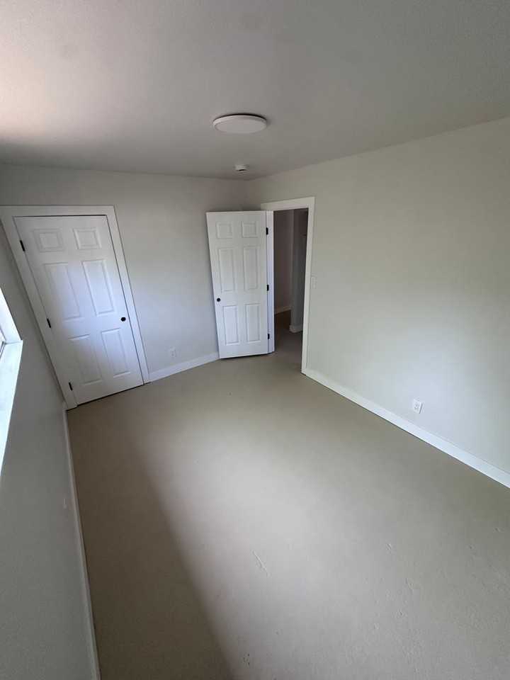 2512 50th Ave - Photo 3 of 5