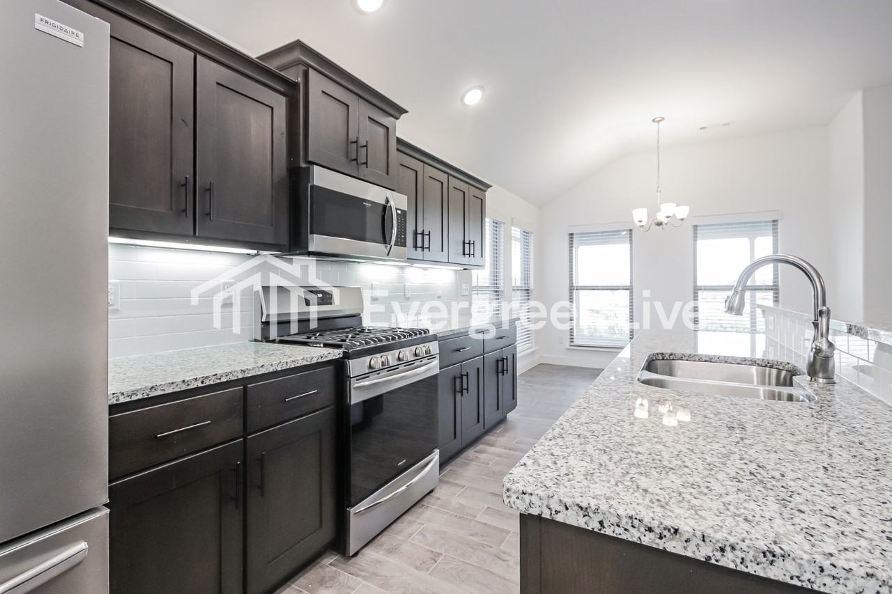 430 Nw 59 Ave - Photo 4 of 15