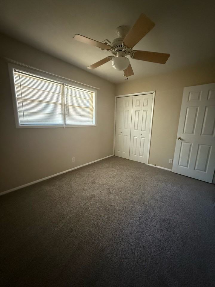 1200 Se Greystone Ave - Photo 2 of 5