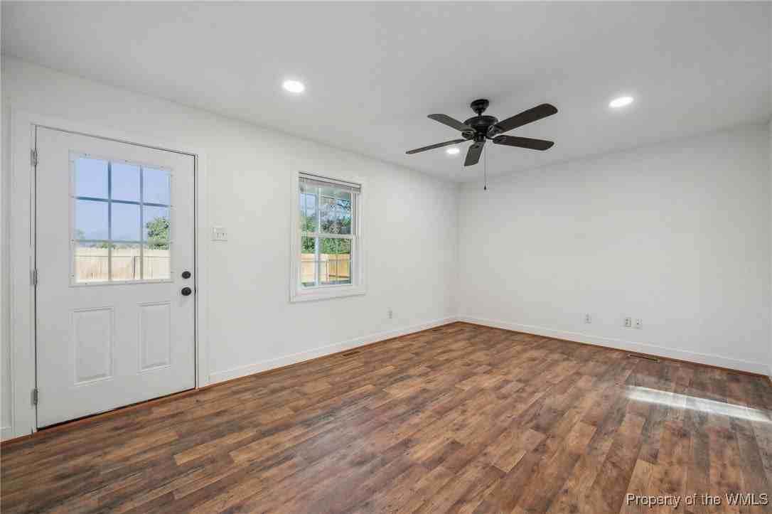 7426 Richmond Rd - Photo 5 of 23