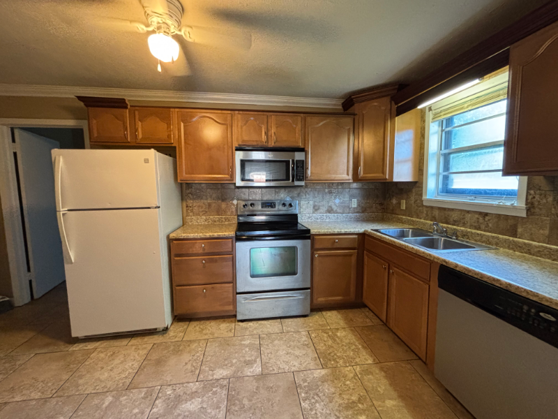 108 Roosevelt St #B - Photo 3 of 10