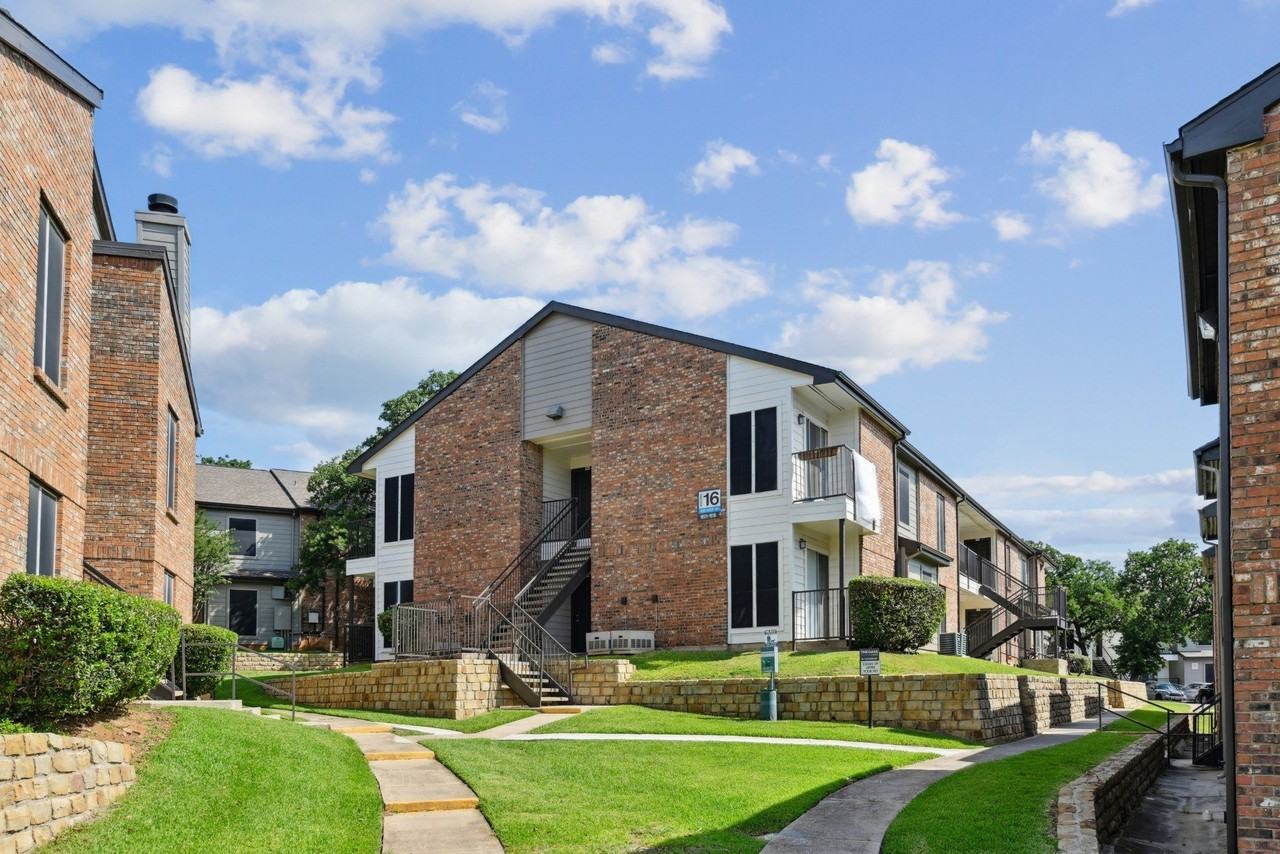 Oaks of Denton - Photo 3 of 43