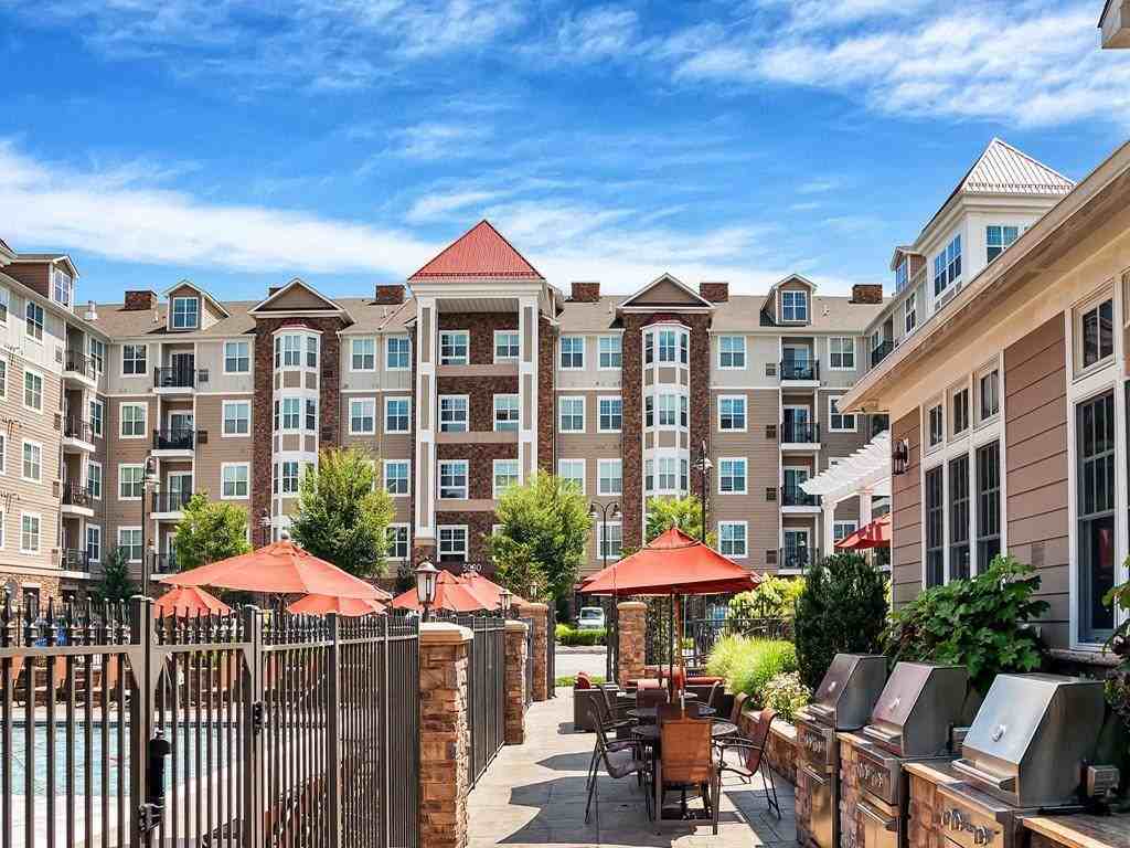 Vermella Lyndhurst - Photo 3 of 50