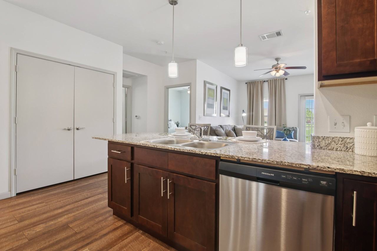 Crenshaw Grand - Photo 6 of 50