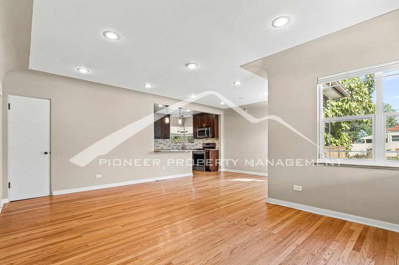 1375 Locust St - Photo 3 of 24