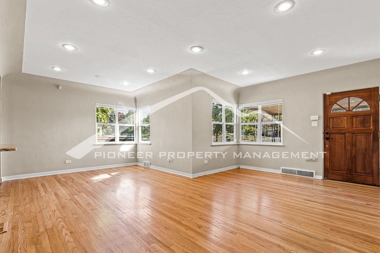 1375 Locust St - Photo 4 of 24