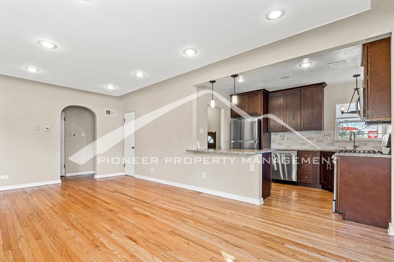 1375 Locust St - Photo 5 of 24