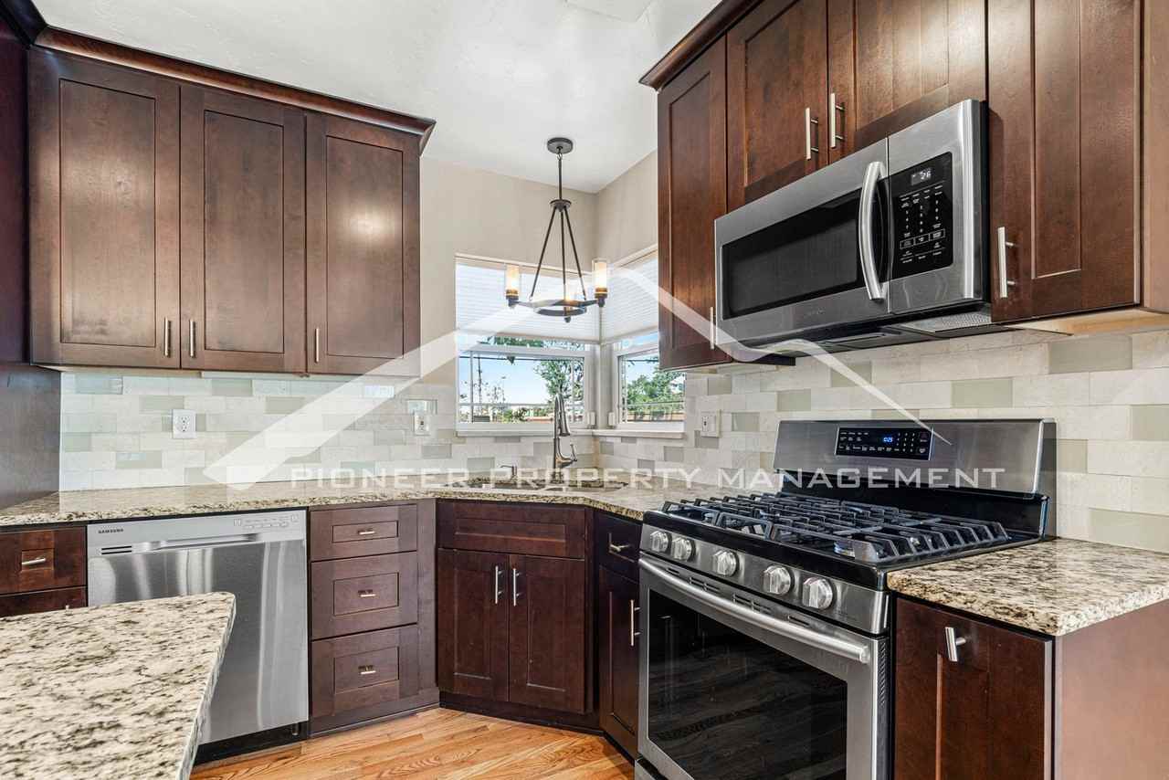 1375 Locust St - Photo 7 of 24