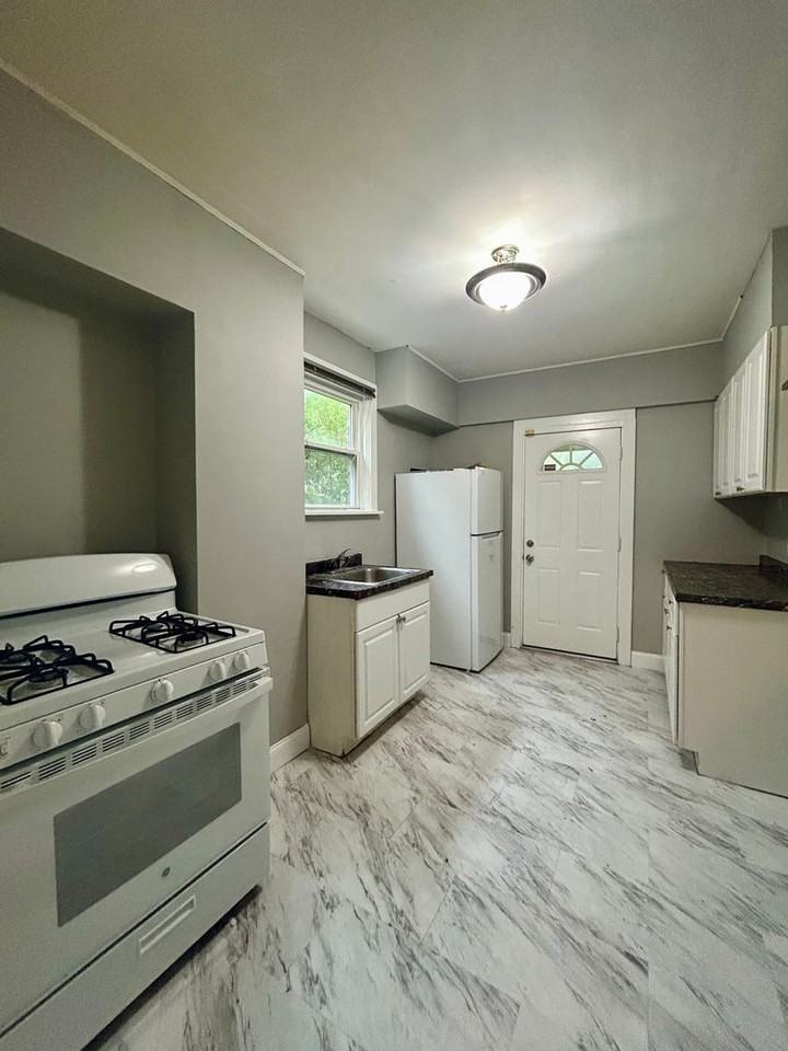 1311 Oakhill St - Photo 4 of 19
