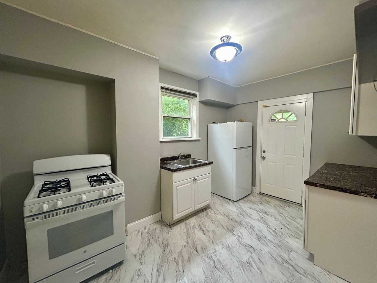 1311 Oakhill St - Photo 3 of 19