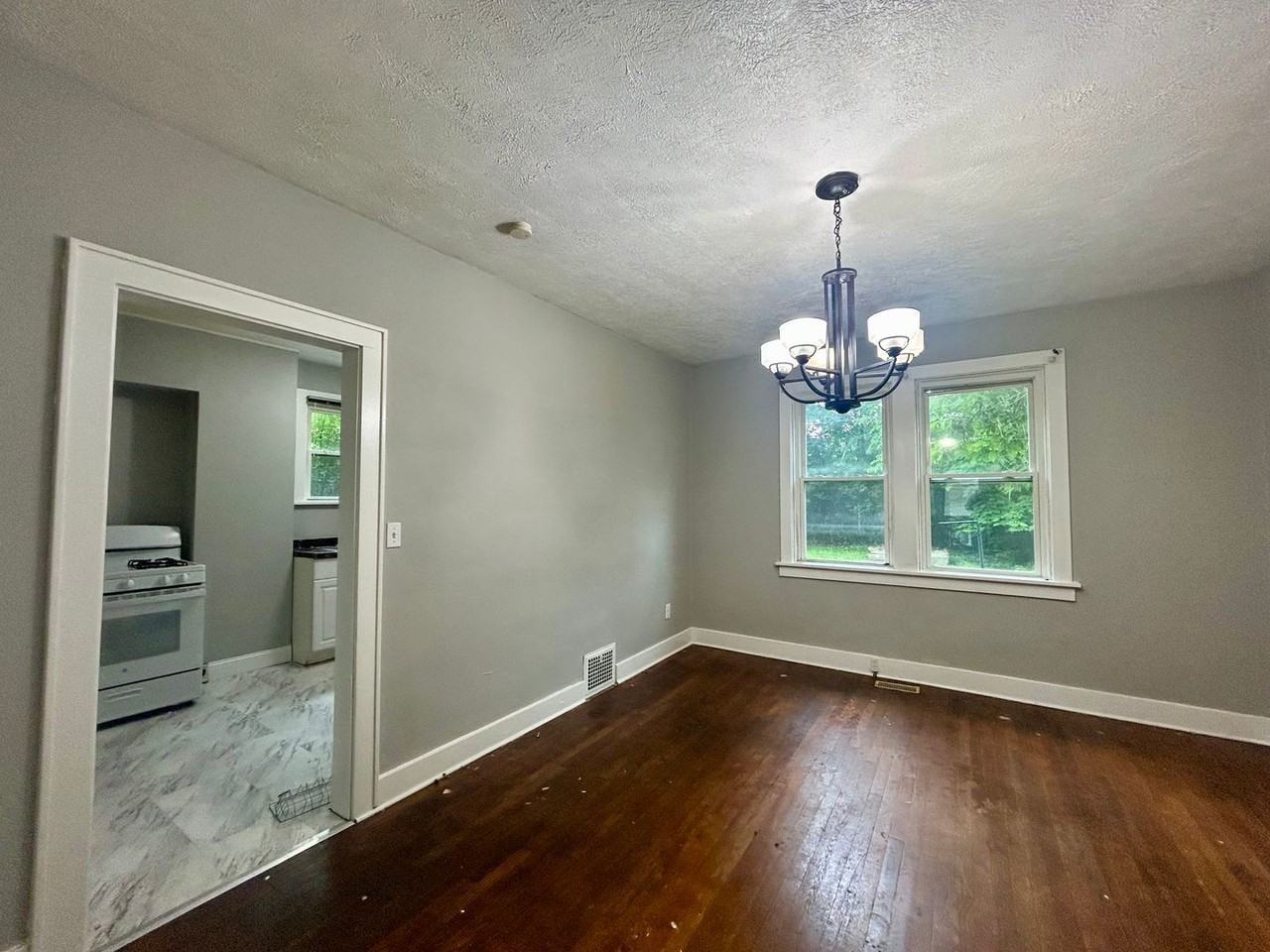 1311 Oakhill St - Photo 5 of 19