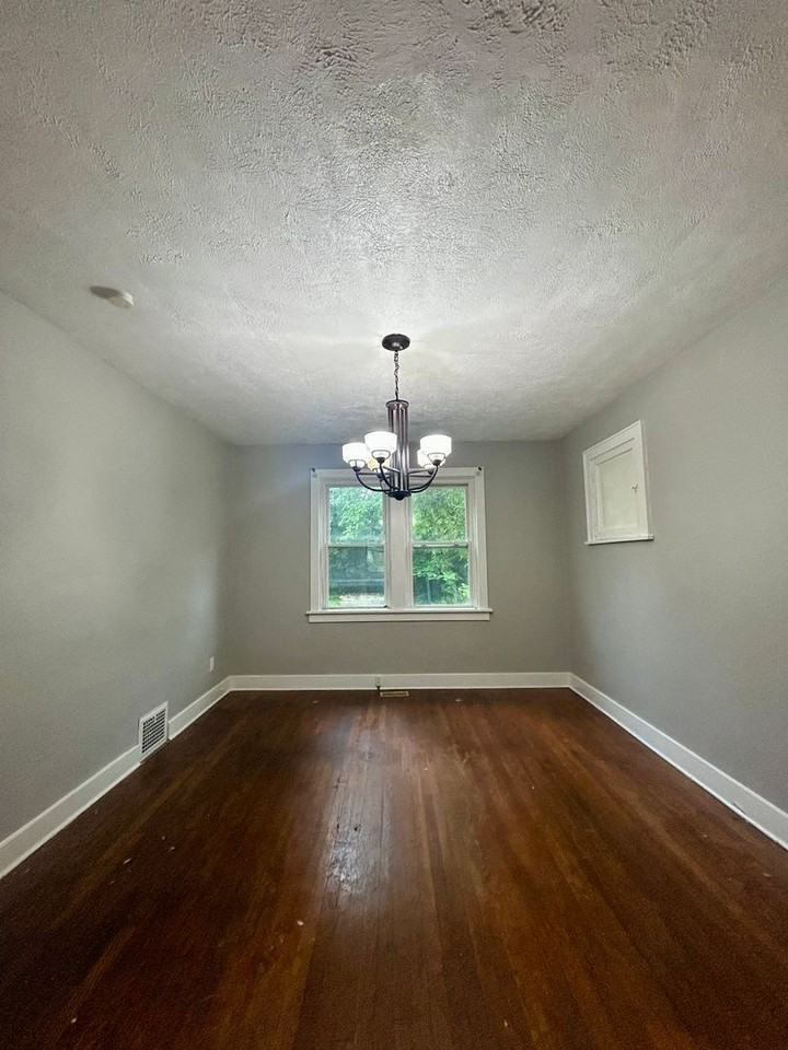 1311 Oakhill St - Photo 6 of 19