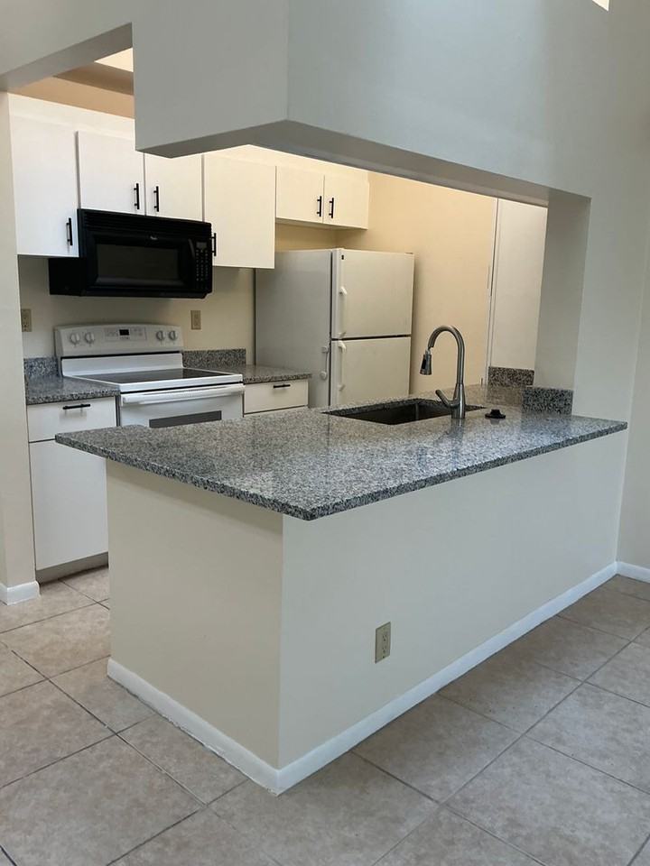 2506 Se Anchorage Cv - Photo 2 of 15