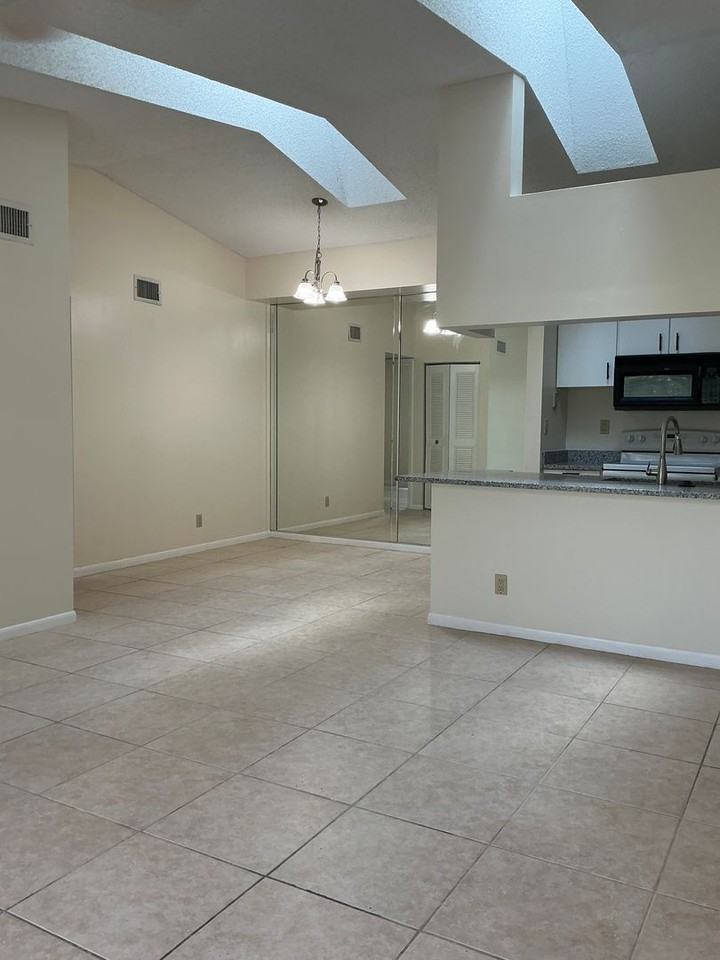 2506 Se Anchorage Cv - Photo 3 of 15