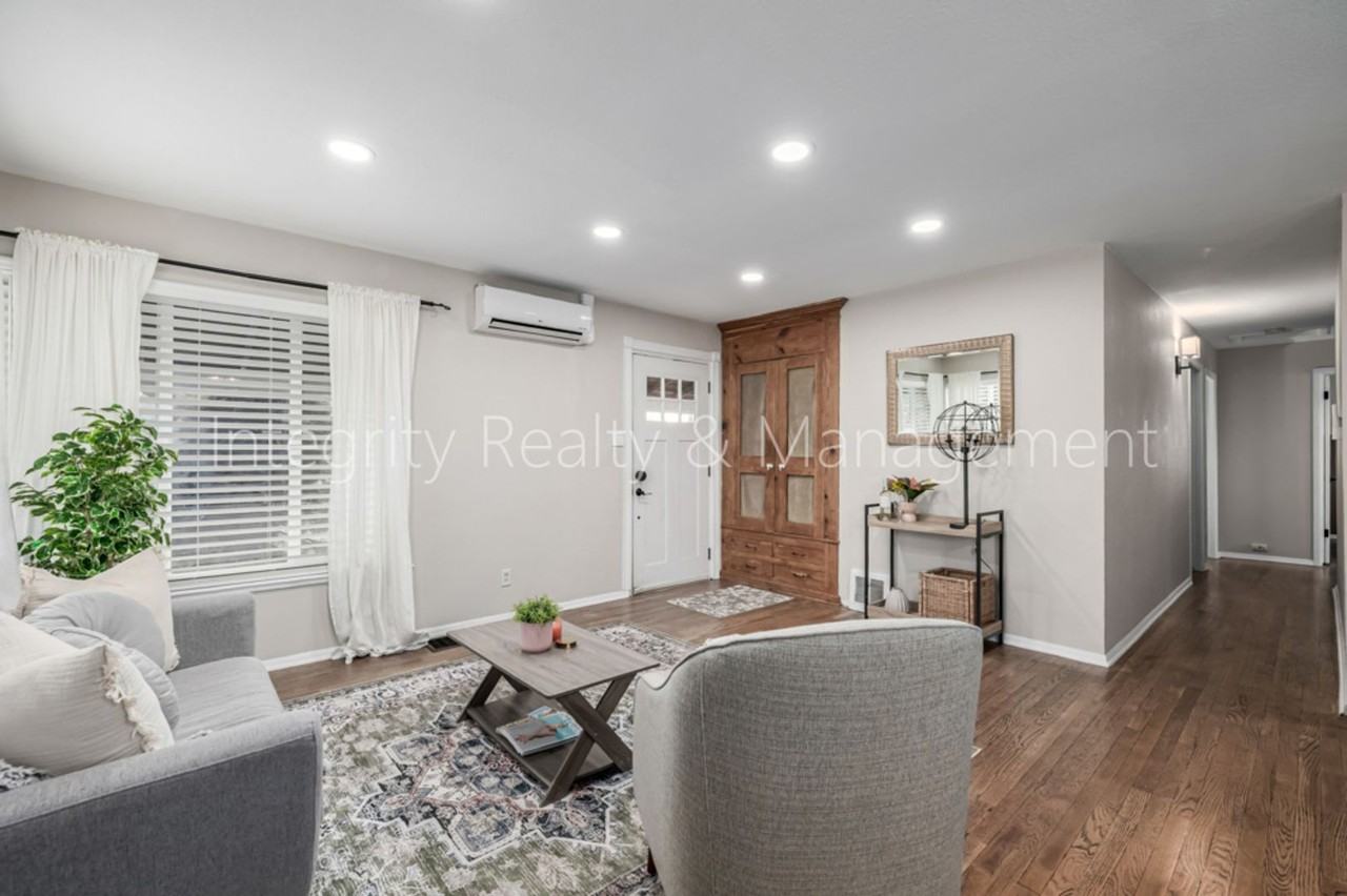 3200 S Grape St - Photo 4 of 50