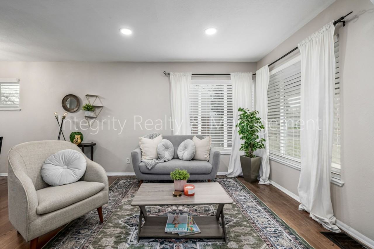 3200 S Grape St - Photo 5 of 50