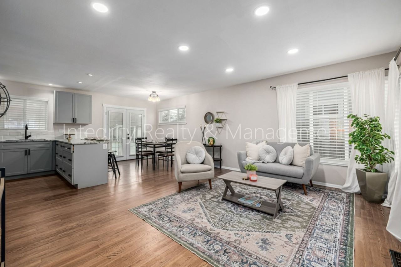 3200 S Grape St - Photo 6 of 50