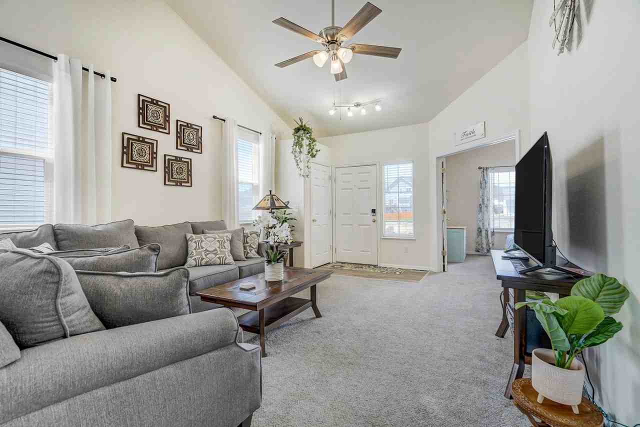 1415 Legend Oak Dr - Photo 4 of 30