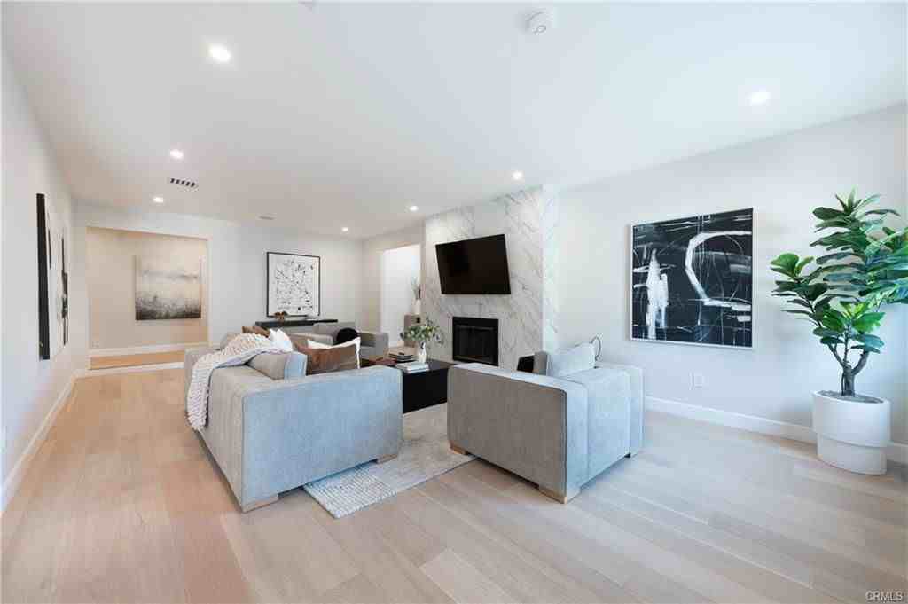 15460 Morrison St - Photo 2 of 8