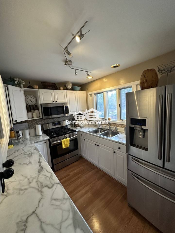 1155 James Ave - Photo 3 of 34