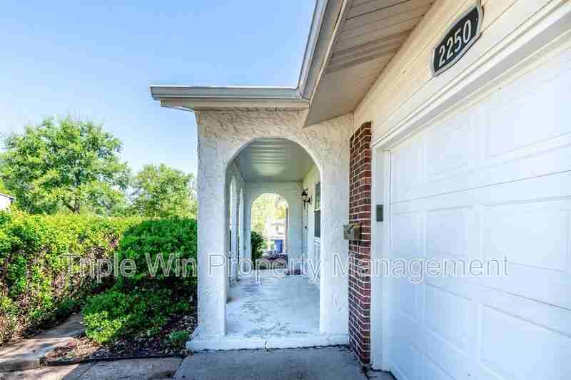 2250 Spoonwood Ln - Photo 6 of 33
