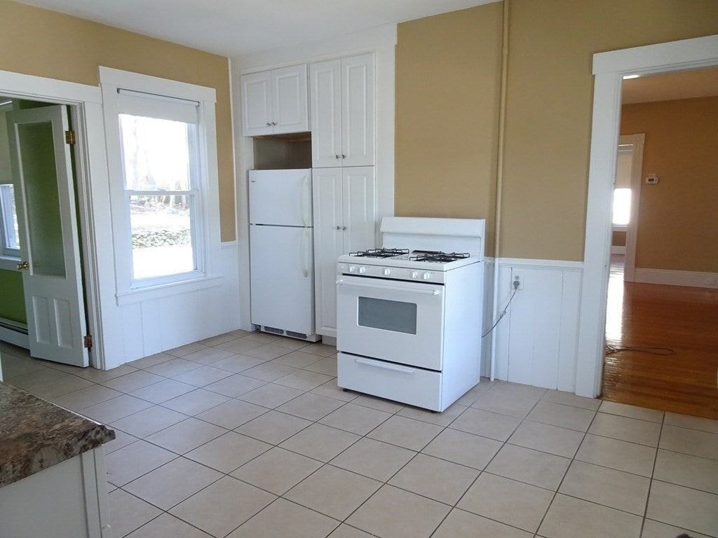 136 Bolton St - Photo 5 of 9