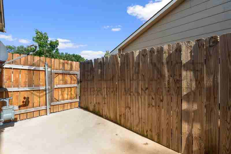 5525 S Victoria St - Photo 3 of 24