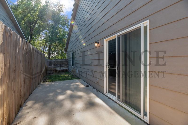 5525 S Victoria St - Photo 4 of 24