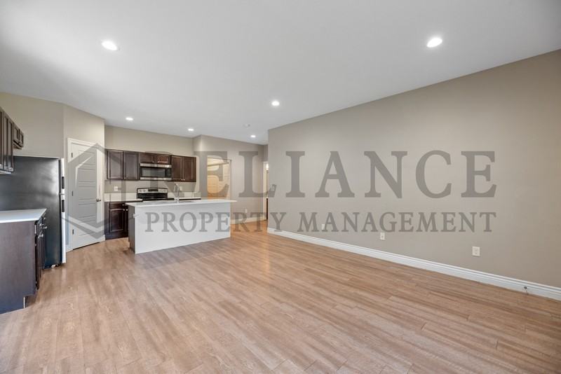 5525 S Victoria St - Photo 5 of 24