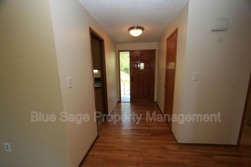 131 Leslie Ln - Photo 3 of 23