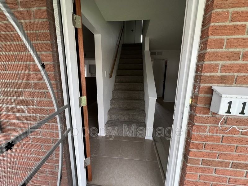 11620 Versailles Ave Ne - Photo 3 of 19